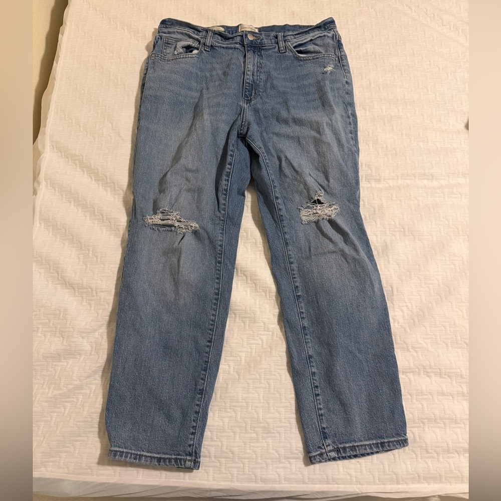 Universal Thread Women’s Light Blue 90s Slim Straight Leg Jeans with Knee Rips